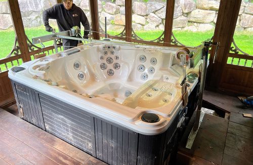 Désencastrement d’un spa pour effectuer plusieurs réparations de fuites, le remplacement des pompes et le remplacement du chauffe-eau. Notre système de levage unique a été conçu et fabriqué par nous.