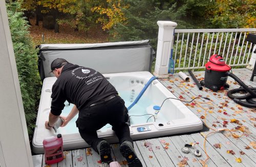 Retrait des accessoires lors des travaux de fermeture de spa.