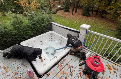 Fermeture d’un spa, vidange de la cuve et retraits des accessoires.