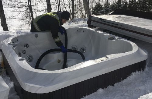 Vidange de la plomberie et de la cuve lors de travaux de fermeture d’un spa.