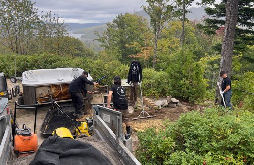 Levage d’un spa dans le but de trouver plusieurs fuites et en faire la réparation.
