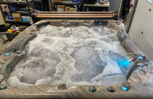 Restauration d’un spa ayant gelé. Le spa a été ramené à l’atelier et plusieurs interventions de réparation y ont été exécuté en atelier.