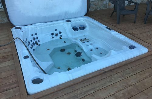 Vérification de la plomberie d’un spa qui était défectueux, avant d’exécuter la fermeture de celui-ci.